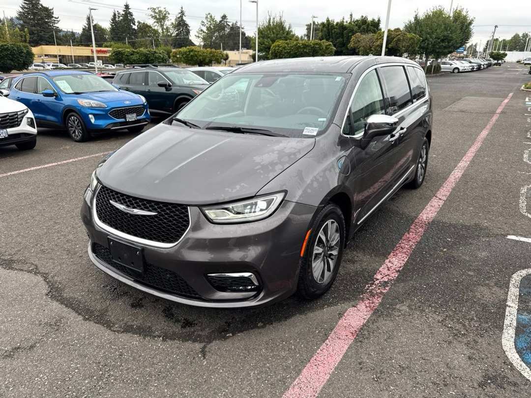 2022 Chrysler Pacifica Hybrid Limited - Image 3