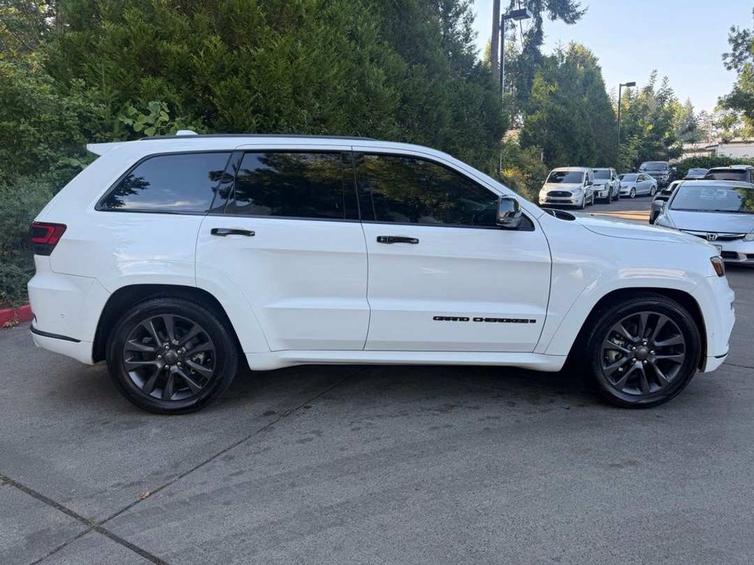 2018 Jeep Grand Cherokee Overland - Image 2