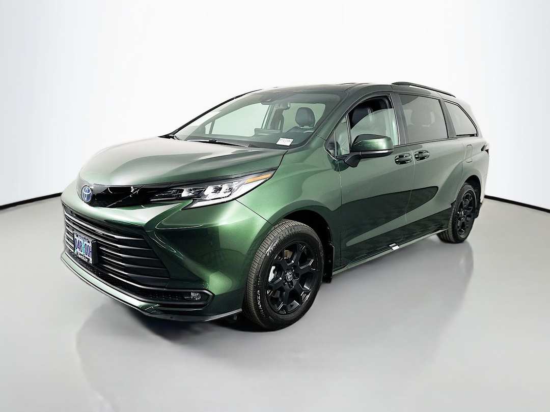 2025 Toyota Sienna Woodland Edition - Image 3