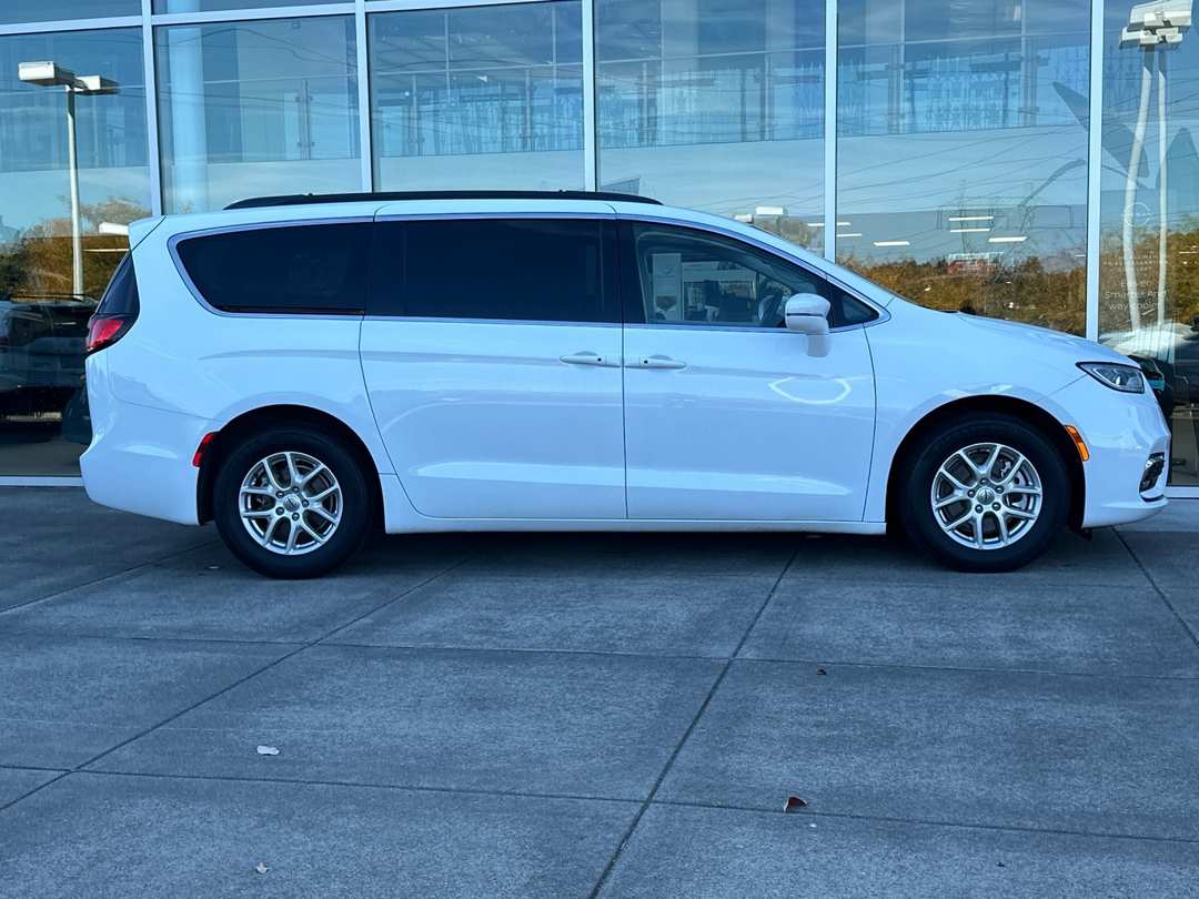 2022 Chrysler Pacifica Touring L - Image 3