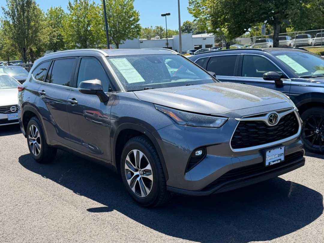 2023 Toyota Highlander XLE - Image 2