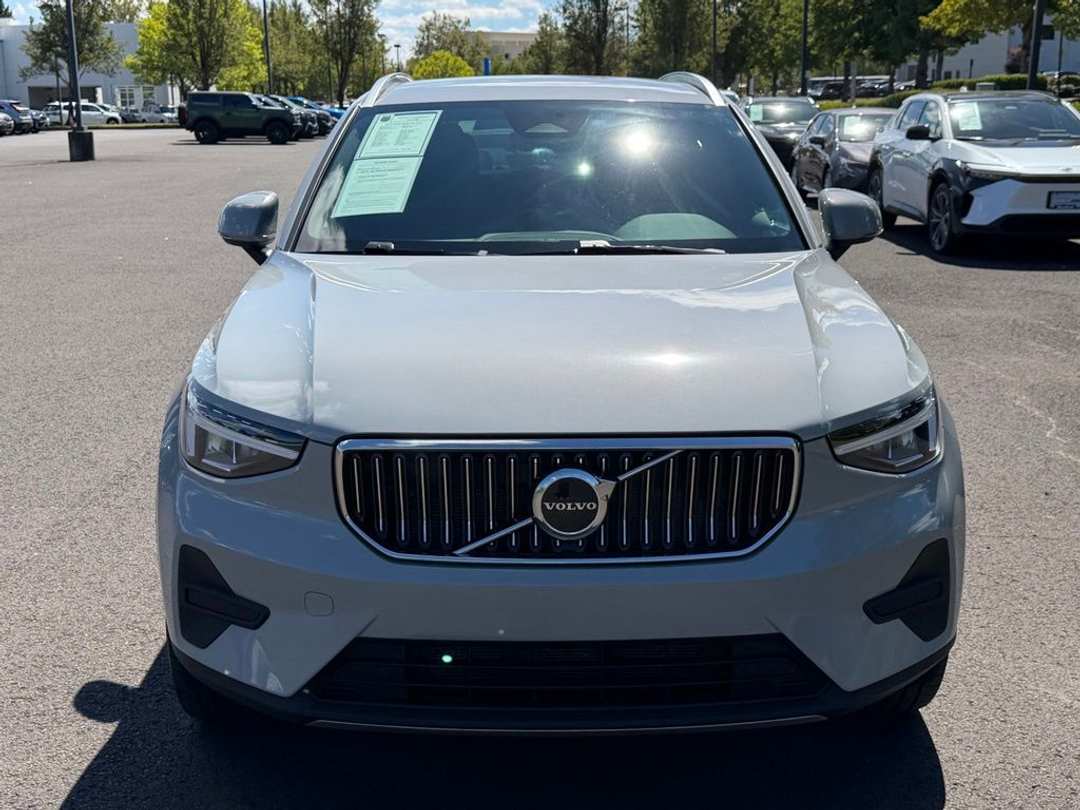 2025 Volvo Xc40 B5 Core - Image 3