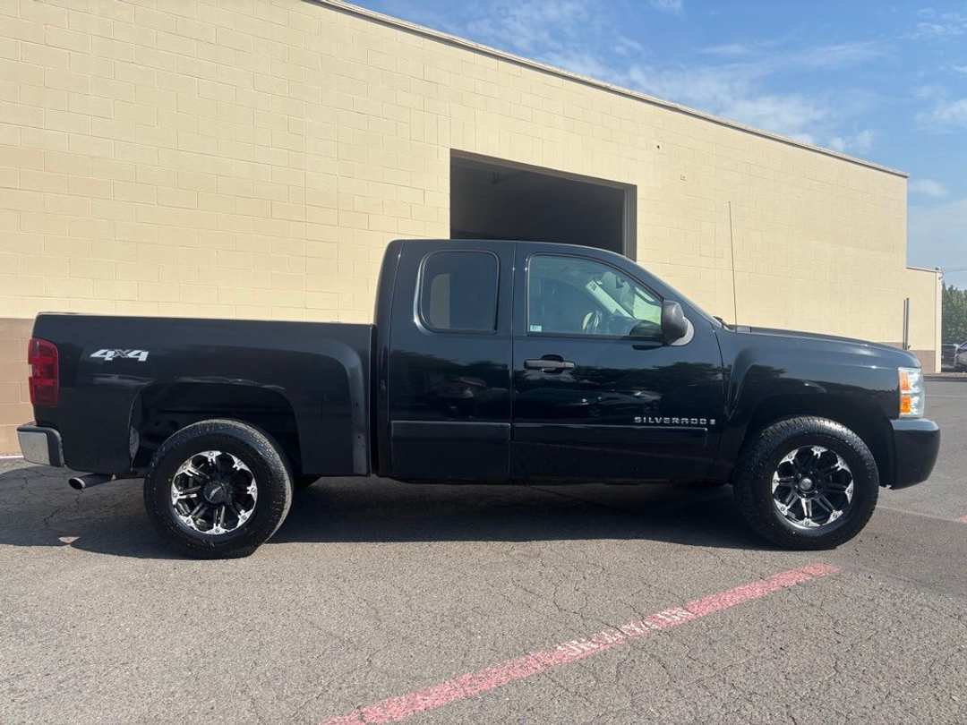 2008 Chevrolet Silverado 1500 LT - Image 3