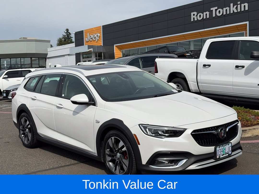 2018 Buick Regal Tourx Essence - Image 2